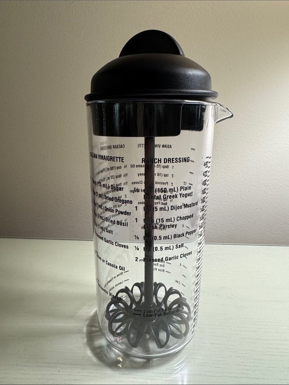 The Pampered Chef Black Salad Dressing Mixer Bottle with Built-in Whisk. NWOT